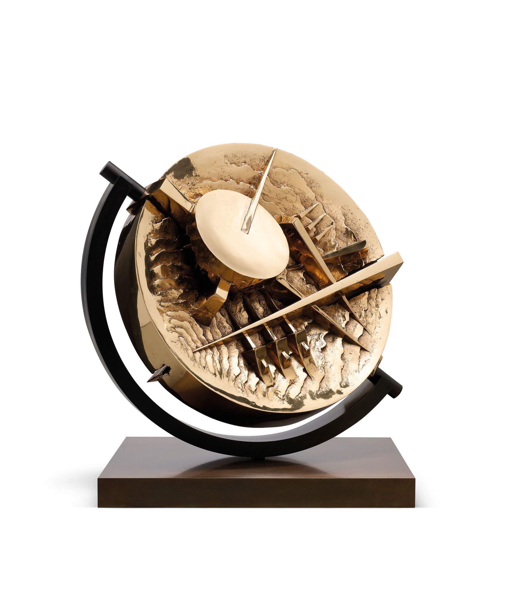 Arnaldo Pomodoro, Punto en el espacio (2004; bronce y corten, 63 x 61 x 53 cm). Precio realizado: 58.750 euros