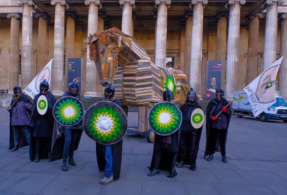Des écologistes déguisés en soldats achéens amènent un cheval de Troie au British Museum