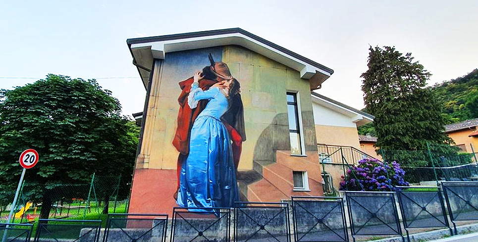 Hayez's Kiss becomes a work of street art: it happens in Lombardy