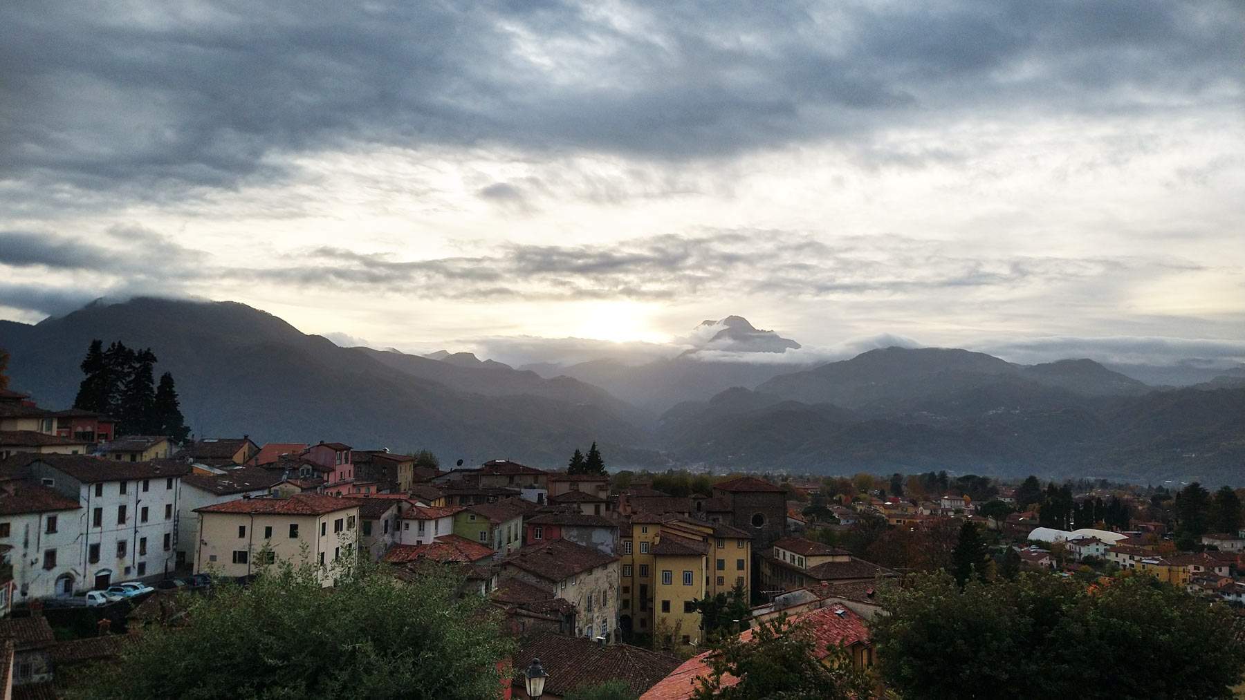 Barga, die Stadt der zwei Sonnenuntergänge: ein kleines Berg-Florenz