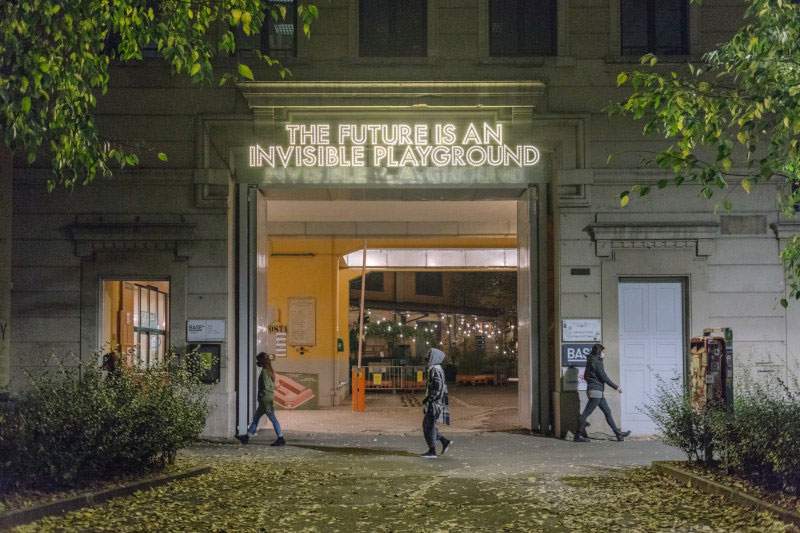 L'installation lumineuse de Montgomery sur l'avenir donne le coup d'envoi de BASE Milan