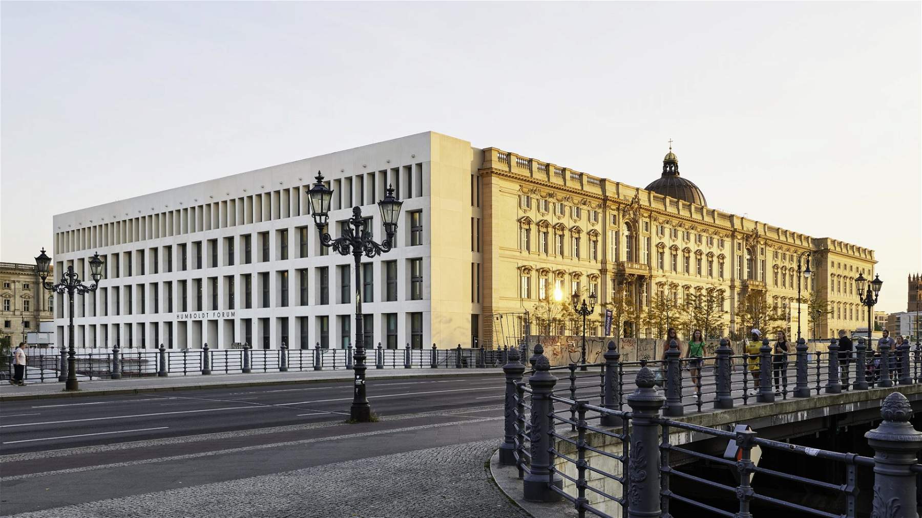 Un nouveau musée gigantesque ouvre ses portes à Berlin : le Humboldt Forum. C'est le 