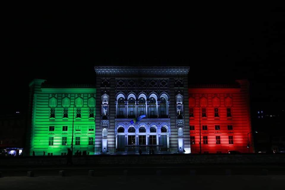 La solidarietà bosniaca per l'Italia in emergenza: la Biblioteca di Sarajevo s'illumina col tricolore 