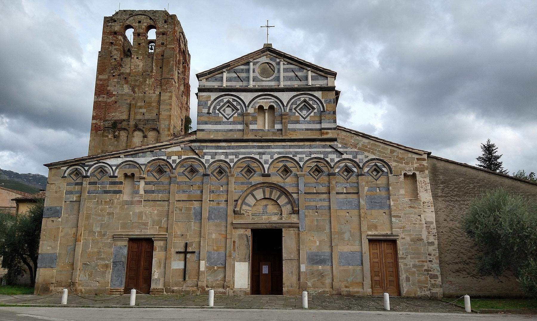 Calci, de los esplendores y rigores de la Cartuja a los mármoles de la iglesia parroquial románica