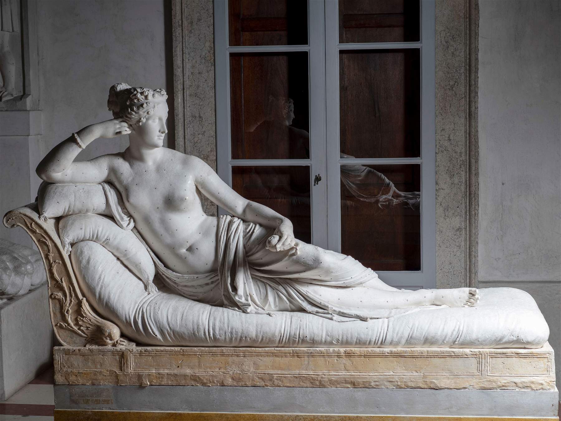 Possagno, foreign tourist sits on Canova's Pauline Borghese and damages it