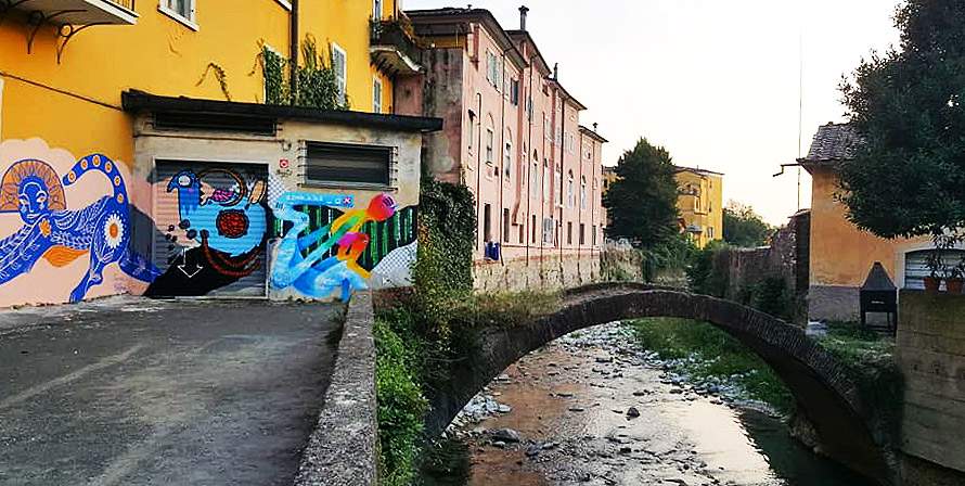 À Carrare, une ruelle est remplie d'œuvres d'art de rue qui l'ont sauvée de la décrépitude.