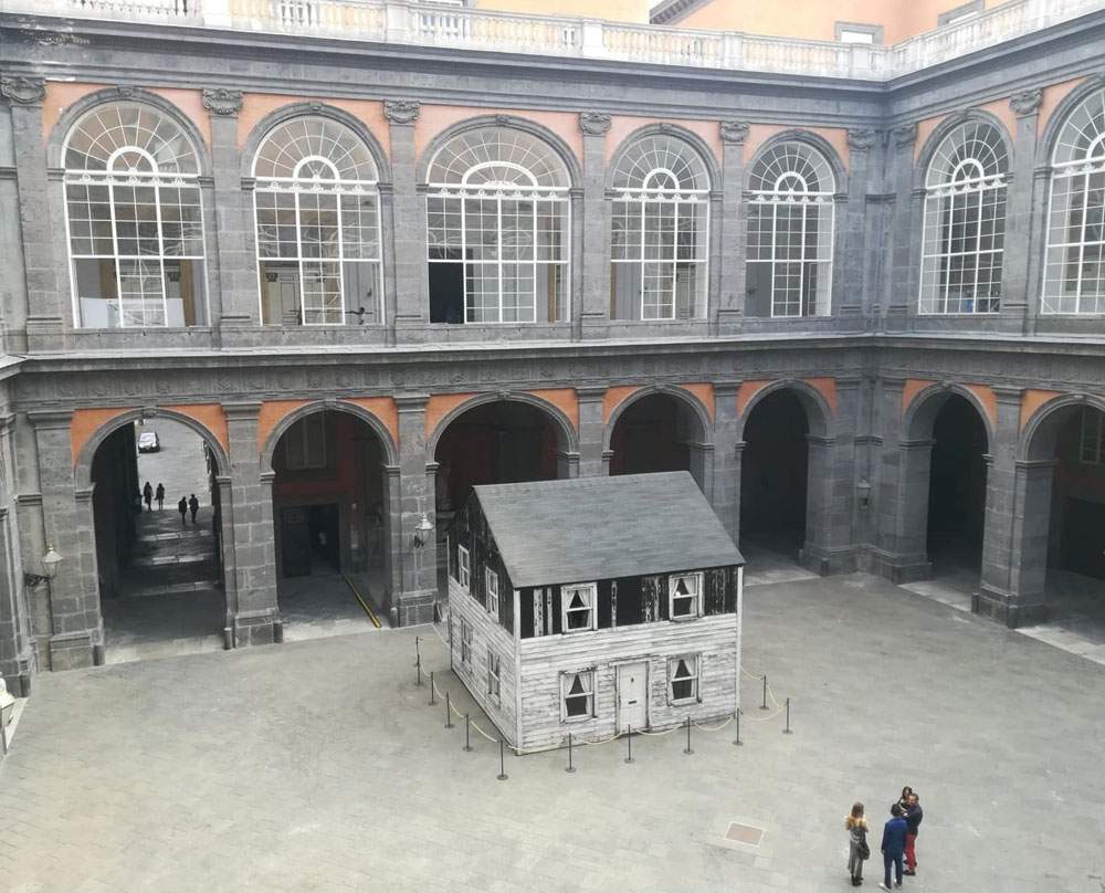 Palazzo Reale di Napoli accoglie nel suo cortile la casa dell'attivista afroamericana Rosa Parks