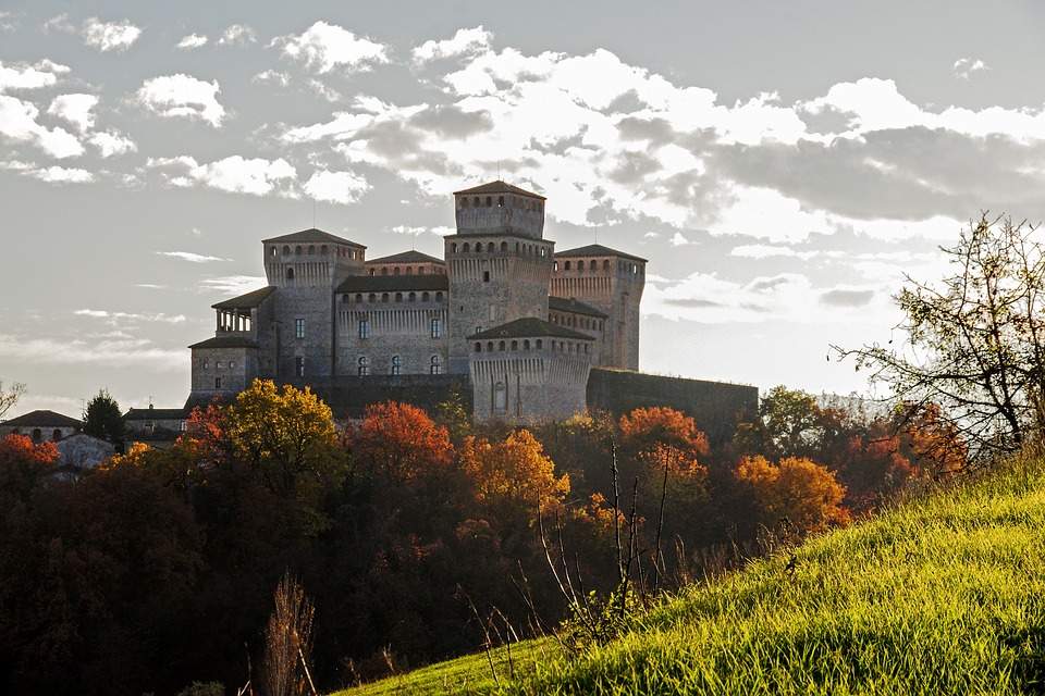 “No al cemento attorno al Castello di Torrechiara”. Cittadini si uniscono contro speculazione