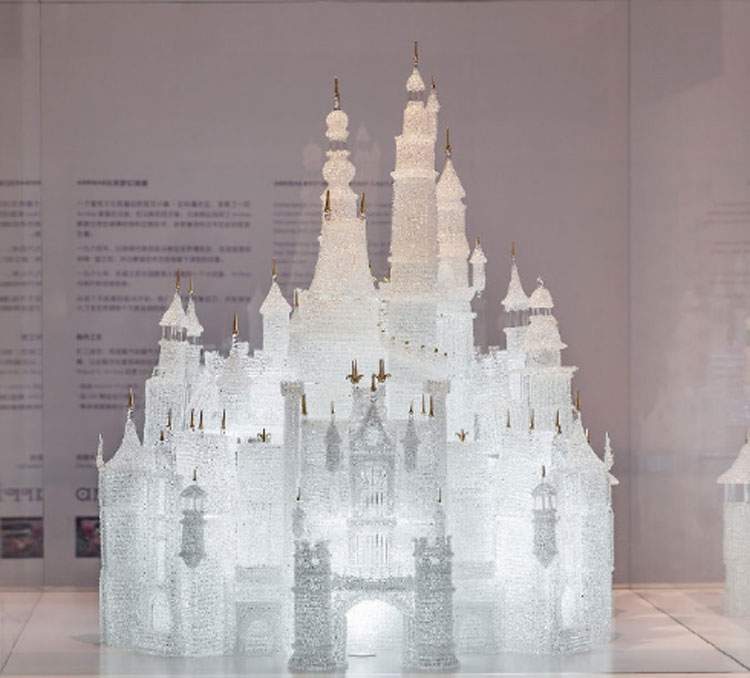 A Shanghai, le plus grand château Disney en verre soufflé. Après des mois d'exposition brisé au musée