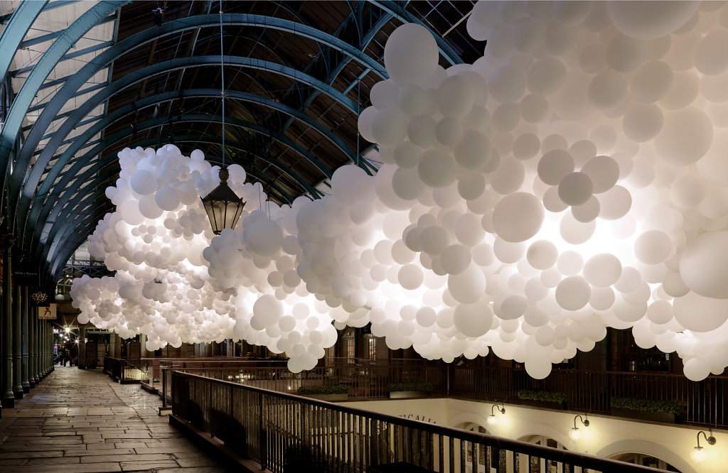 Charles Pétillon, the artist who creates installations with hundreds of white balloons