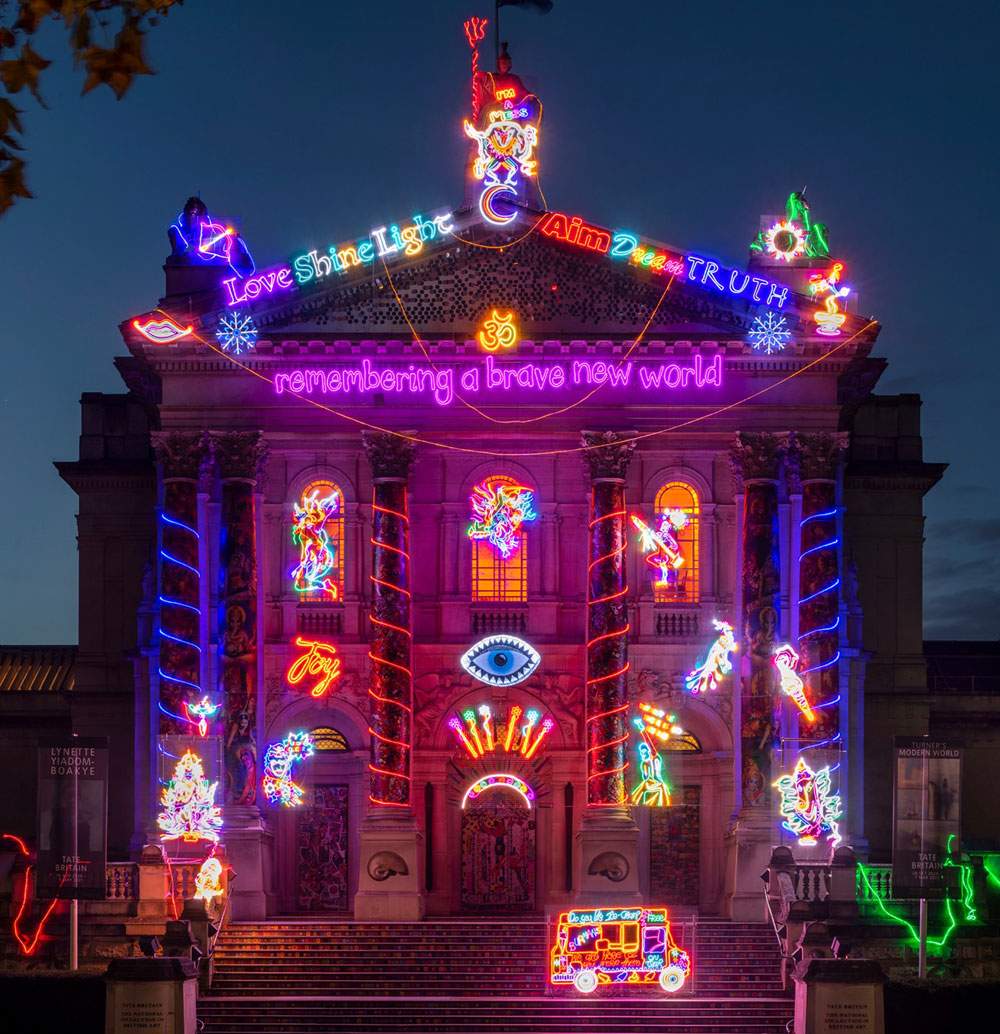Neon e Bollywood style: la facciata della Tate Britain si trasforma per dare speranza