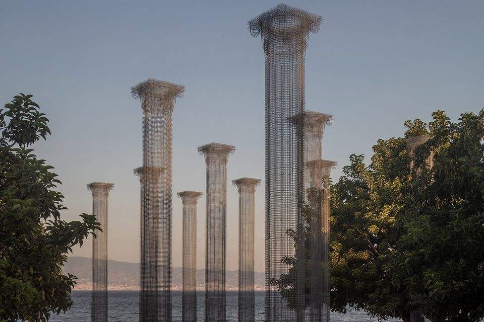Here is Edoardo Tresoldi's latest work: the colonnade on the Reggio Calabria waterfront