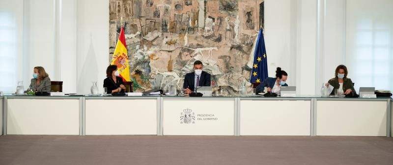 Espagne, une œuvre d'art sert de toile de fond au Conseil des ministres et l'artiste se fâche