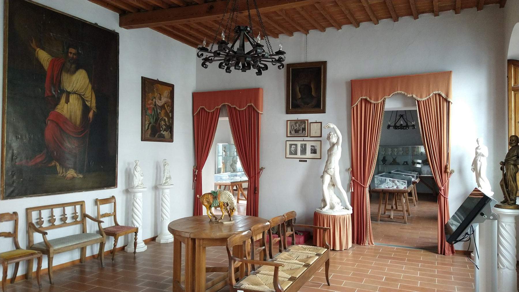 Coreglia, das antike Dorf der Auswanderer, die Gipsstatuetten in die Welt brachten