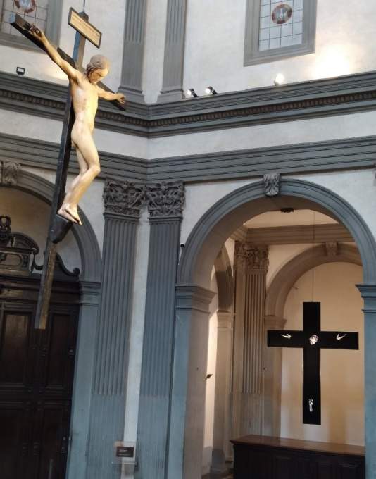 Crucifix de Michelangelo Buonarroti comparé à celui de Lorenzo Puglisi