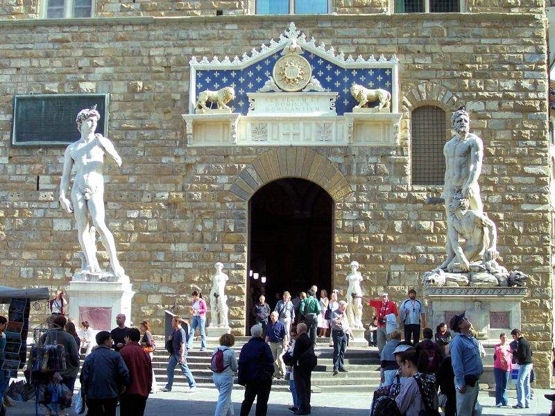 Firenze, Ferragamo restaura i gruppi scultorei di piazza della Signoria con un milione di euro