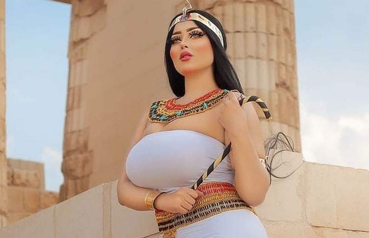 Egypt, model arrested for photographs in front of pyramids deemed inappropriate