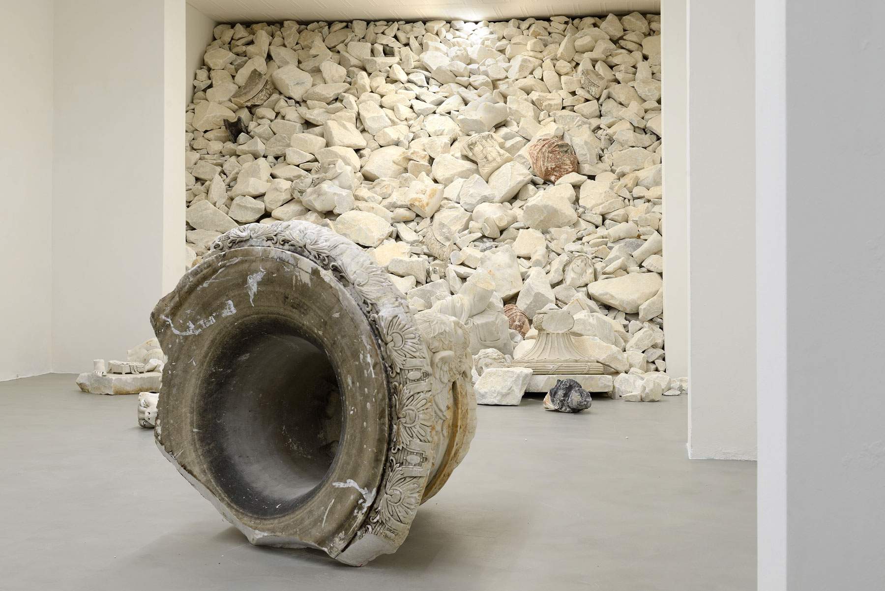 Acqua alta : Fabio Viale évoque le drame de Venise et le passage du temps avec ses œuvres en marbre