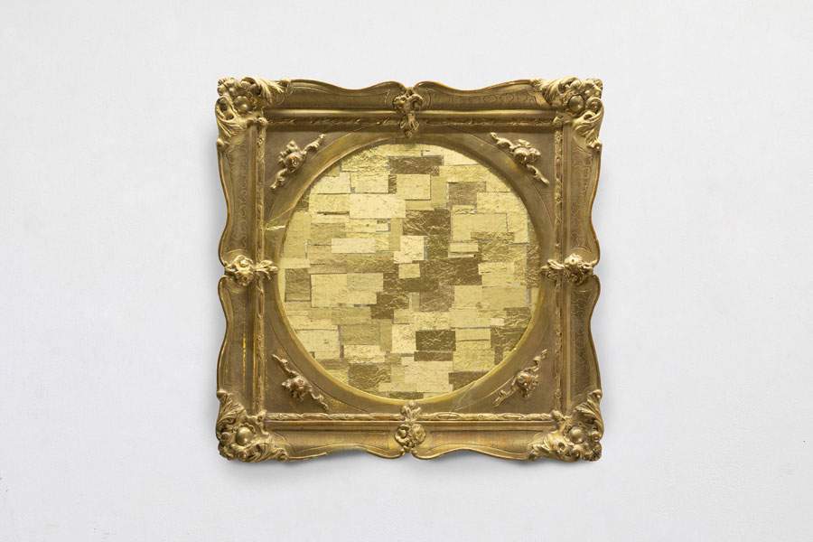 Gold as an aspiration to luxury. Flavio Favelli's solo exhibition in Calenzano.
