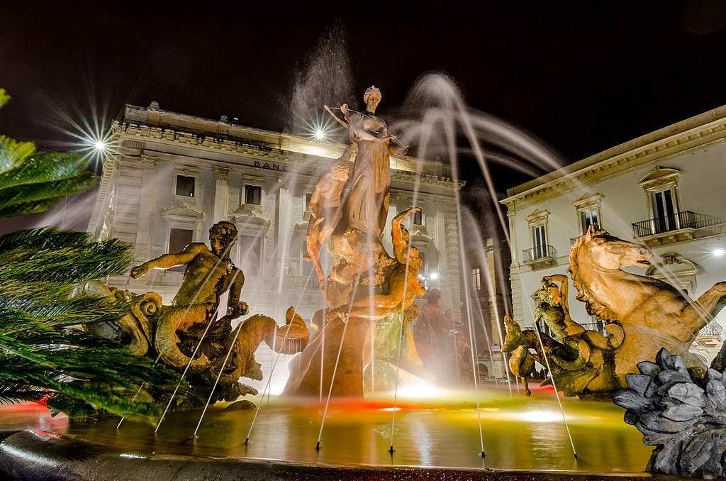 Syracuse, des touristes ivres se baignent dans la fontaine de Diana et l'endommagent