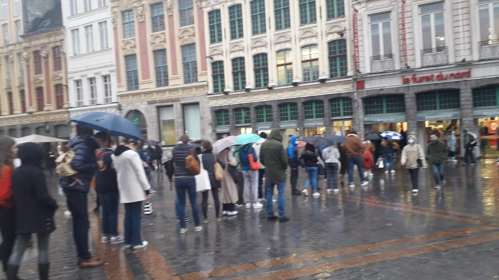 France, queues in front of bookstores before they close for lockdown. Photo goes viral