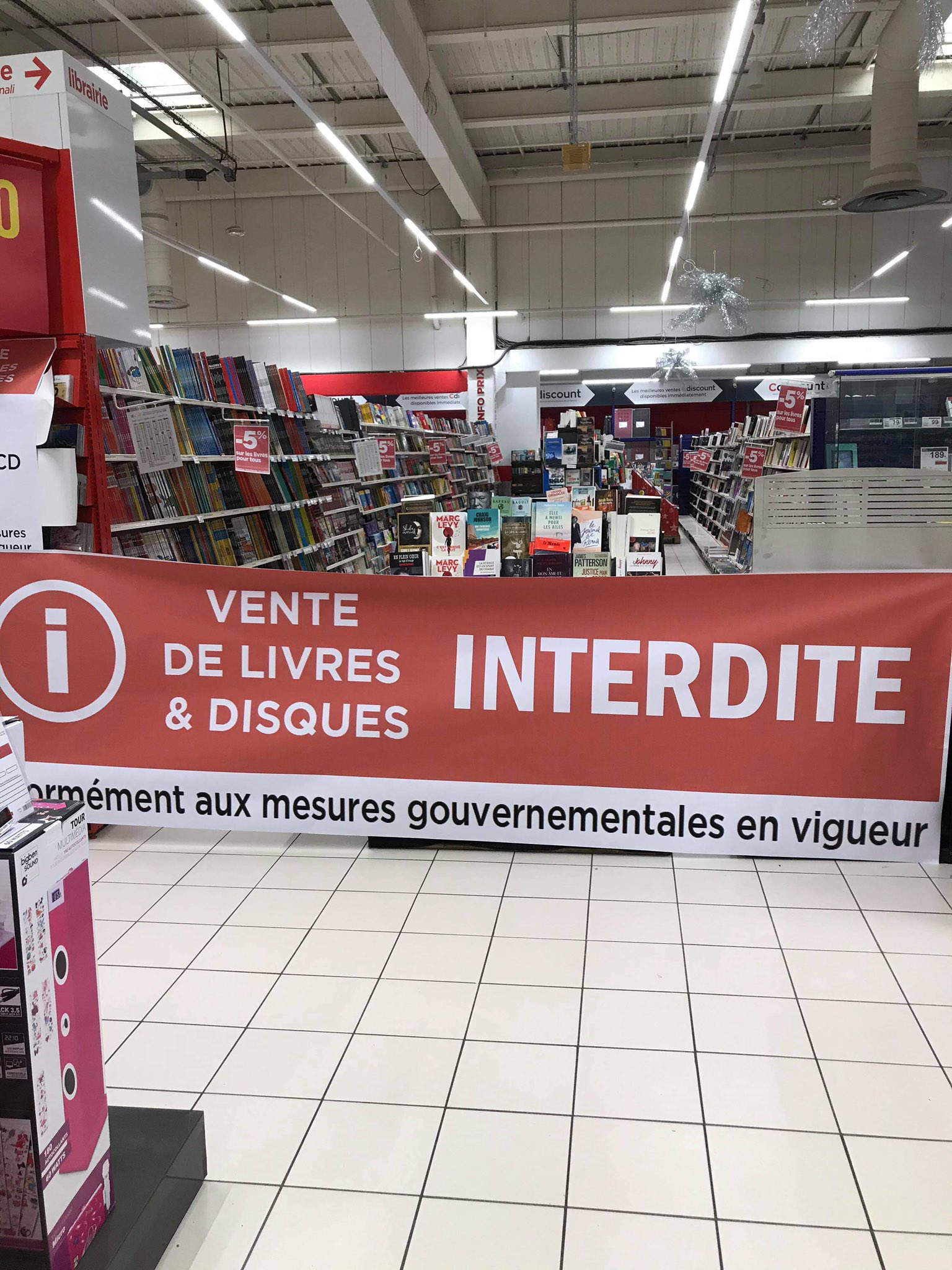 Reparto libri di un supermercato chiuso. Foto di Antoine Habert, giornalista di TF1