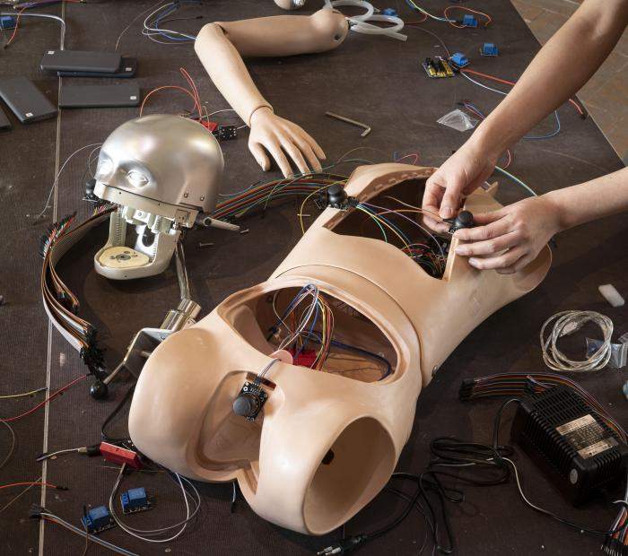 I robot dell'artista coreana Geumhyung Jeong sono in mostra a Modena