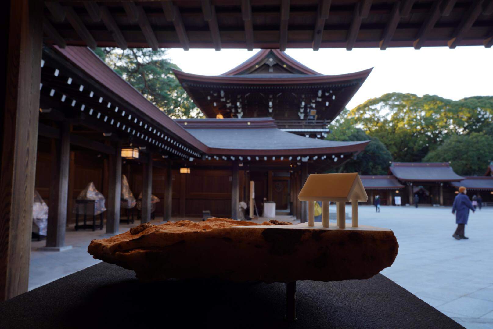 Sculpteurs japonais travaillant le marbre d'Apuane exposés au temple Meiji de Tokyo