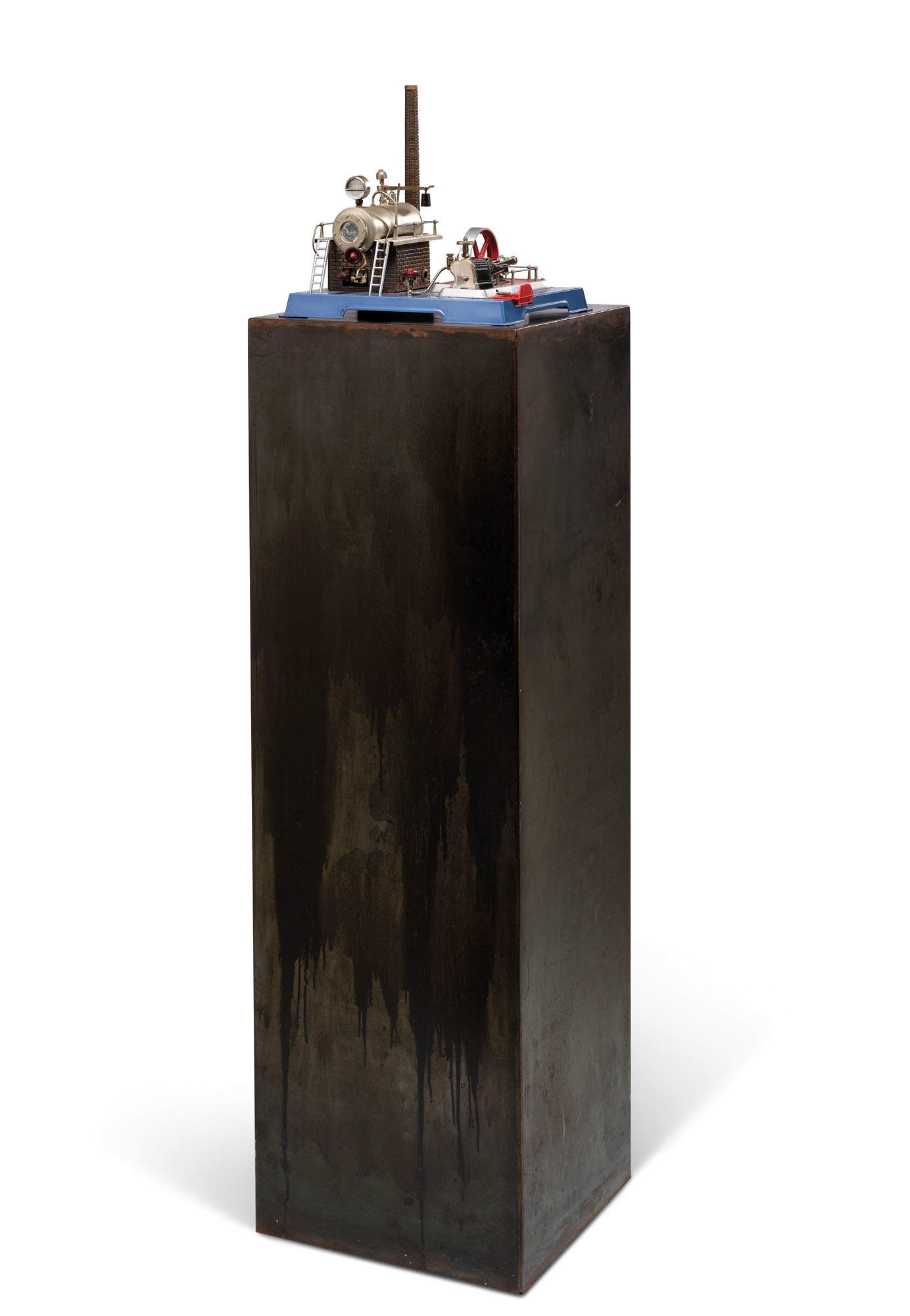 Jannis Kounellis, Sin título (1977; maqueta de máquina de vapor y base de hierro, dos elementos, 156,5 x 40 x 40 cm). No adjudicada