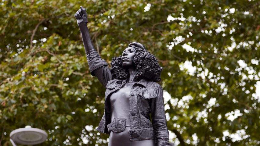Bristol, la statua dello schiavista abbattuta è stata sostituita con quella di un'attivista BLM. Che è già stata rimossa