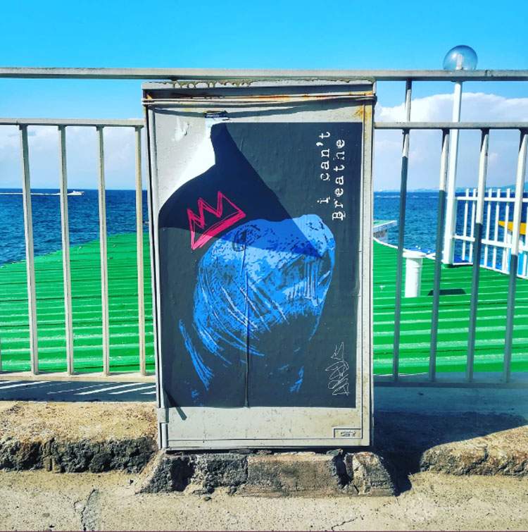 Ischia, street art exposes pollution of the seas