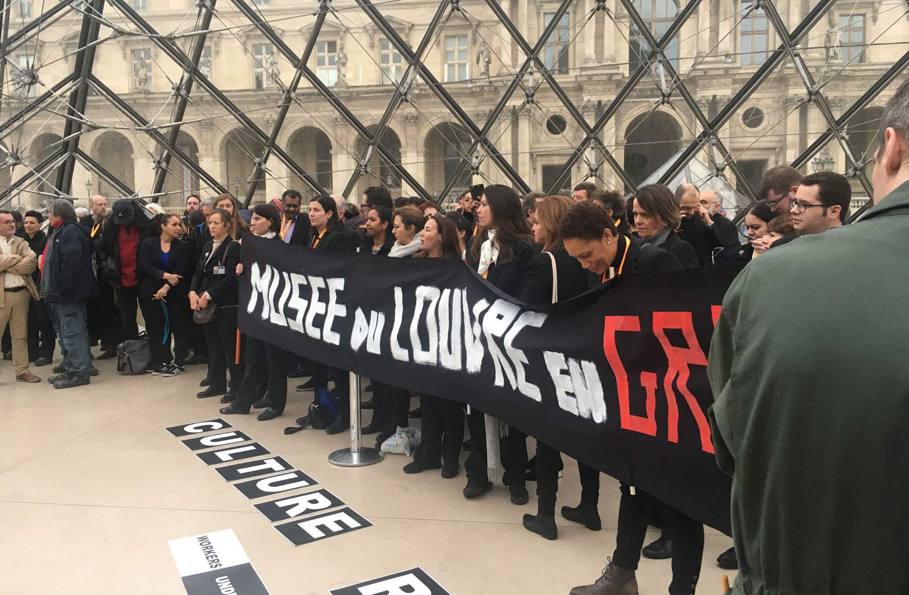 Parigi, protesta contro la riforma delle pensioni fa chiudere il Louvre, a migliaia rimangono fuori