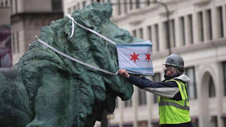 Chicago: even the city's statues wear masks 