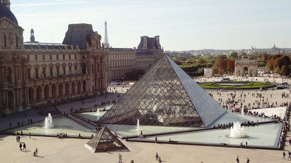 The Louvre reopens with reduced ranks. The director: ours is a tourist museum