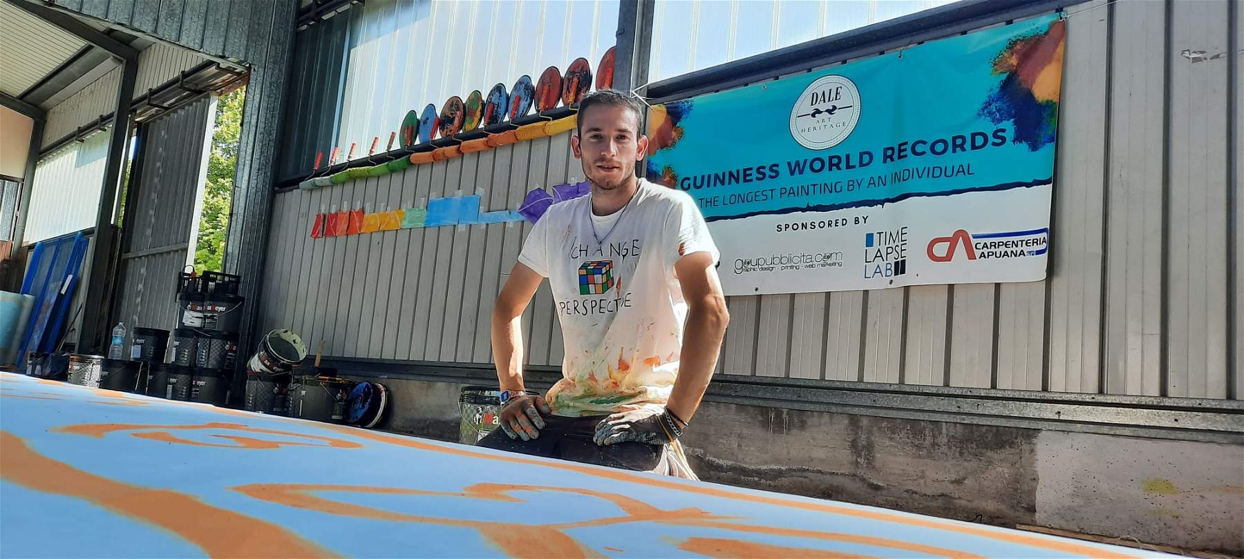 Un artista italiano sta dipingendo la tela più lunga di sempre per entrare nel Guinness
