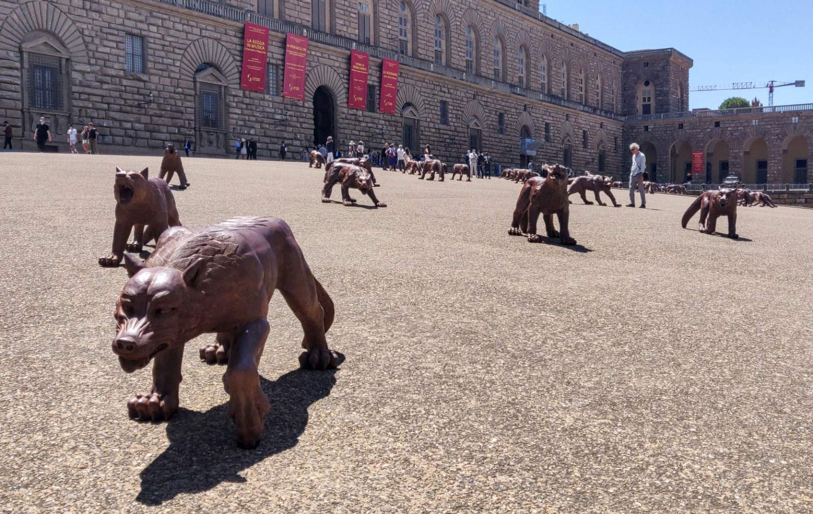 Florence, Liu Ruowang's wolves invade Tuscan city squares