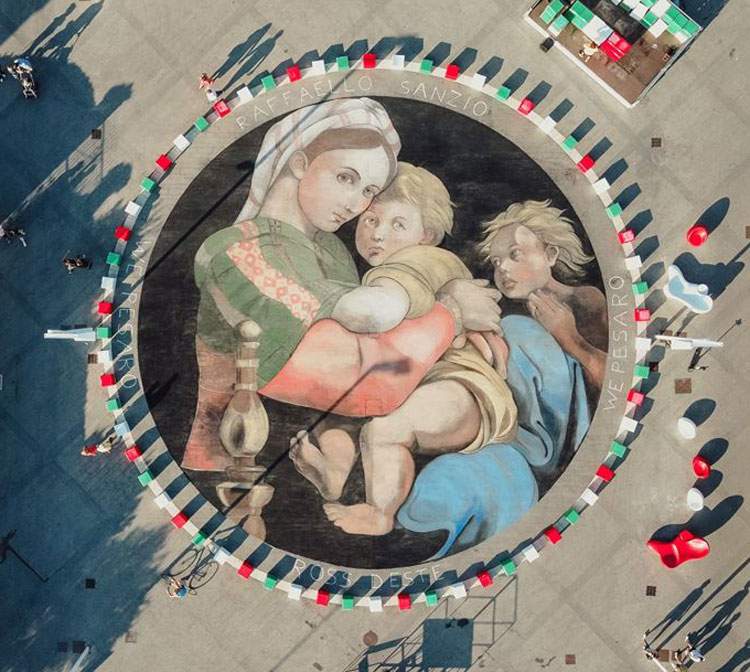 Pesaro, la Madonna della Seggiola devient une œuvre d'art de rue géante à admirer d'en haut.