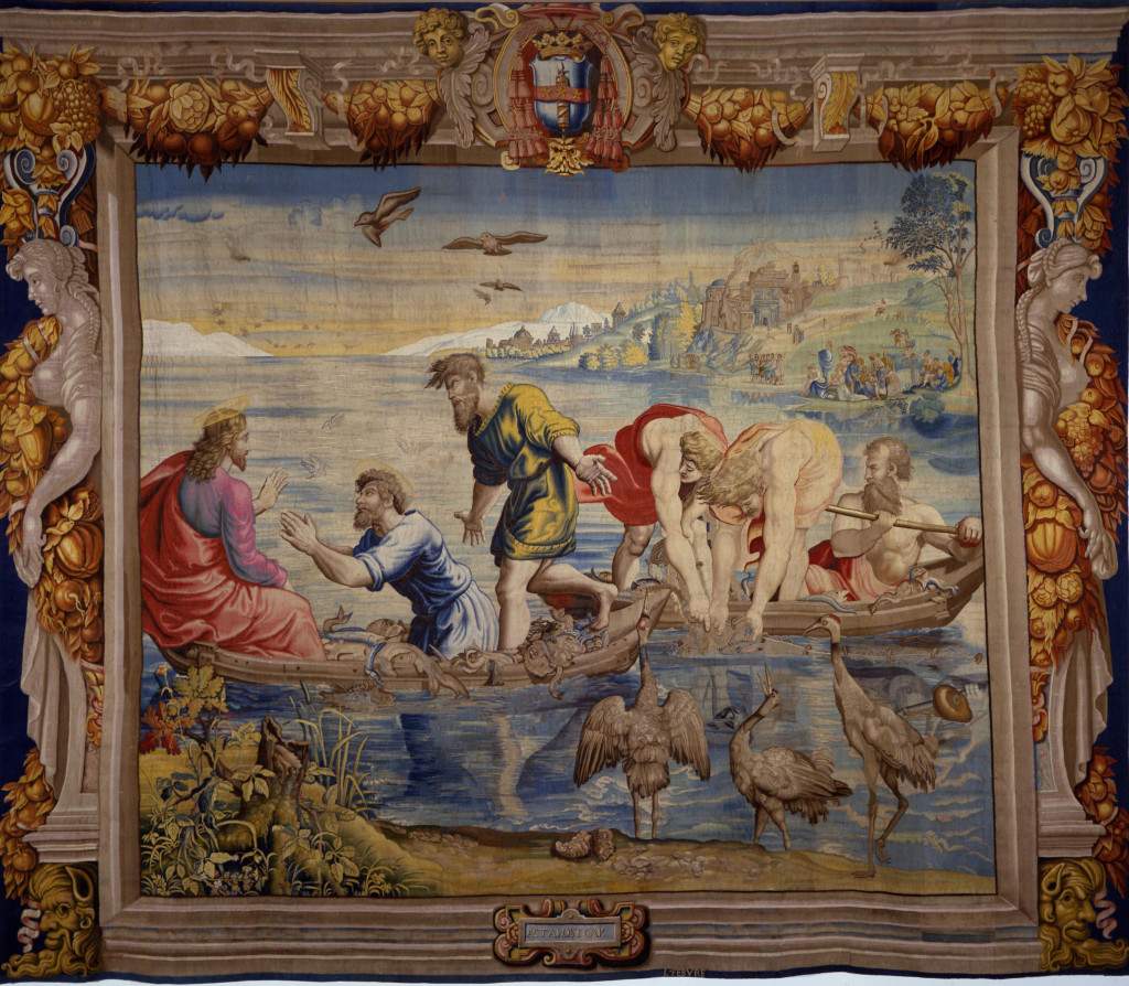 Bolzano consacre une exposition à Raphaël et présente la grande tapisserie de la Pêche miraculeuse.