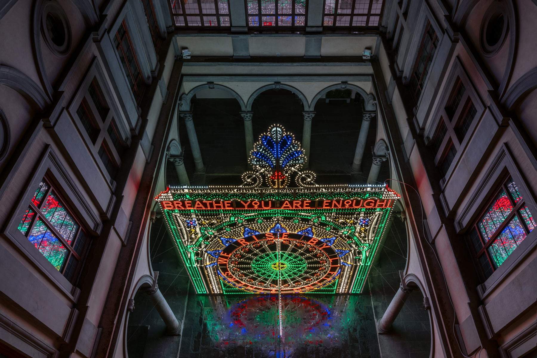 Le luminarie di Marinella Senatore invadono il cortile rinascimentale di Palazzo Strozzi