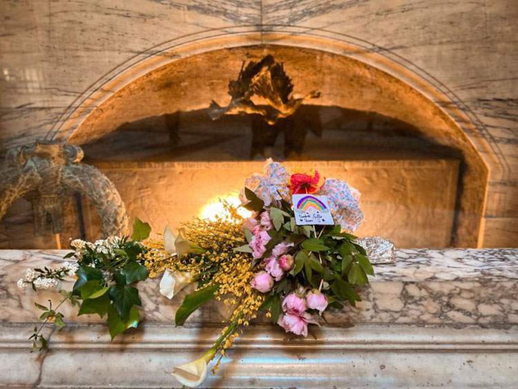Un bouquet de fleurs sauvages sur la tombe de Raphaël : c'est ainsi que MiBACT célèbre le 500e anniversaire de sa mort.