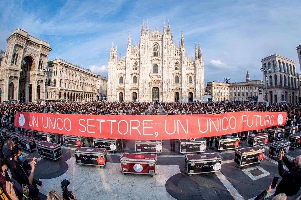 A Milano la protesta dei lavoratori dello spettacolo. 500 bauli in piazza Duomo