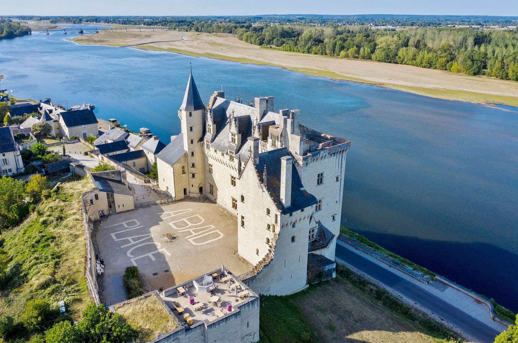 Ce magnifique château de la Loire, Montsoreau, a inventé l'exposition à emporter chez soi.