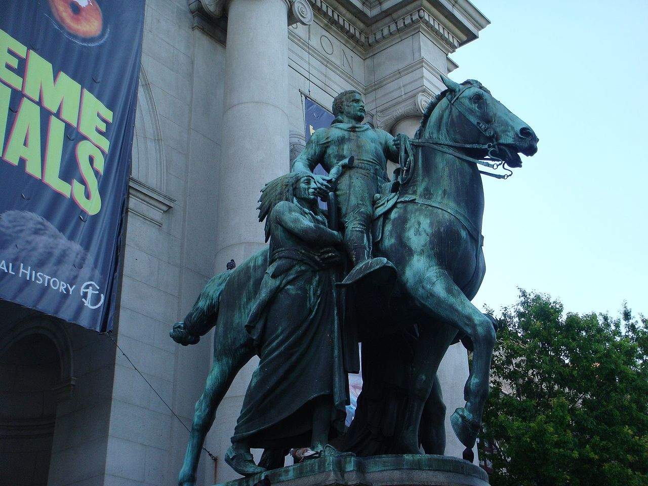 New York, le monument controversé de Roosevelt devant le Musée d'histoire naturelle va être enlevé
