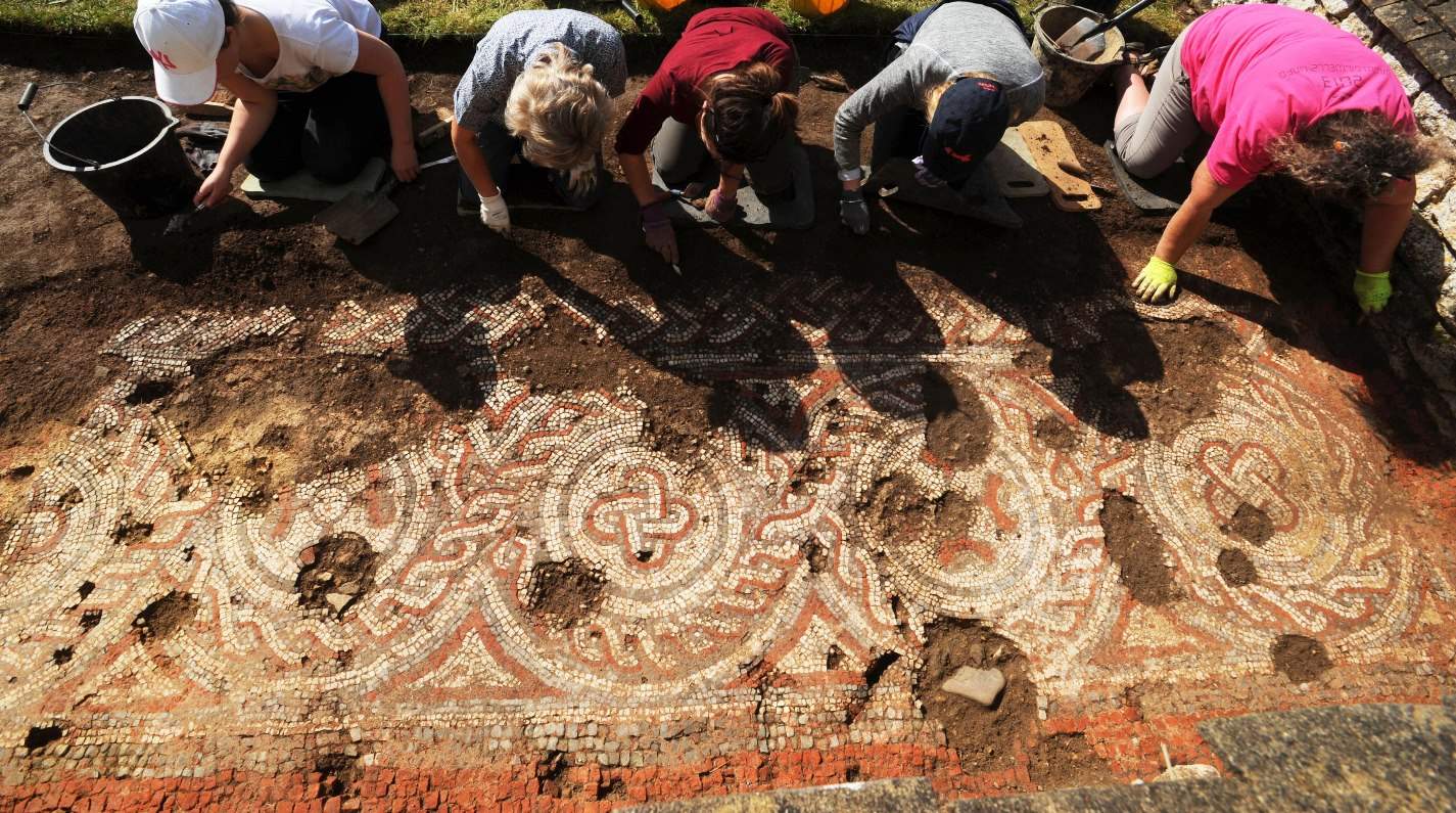 Inghilterra, importante scoperta: un mosaico romano del V secolo potrebbe riscrivere la storia