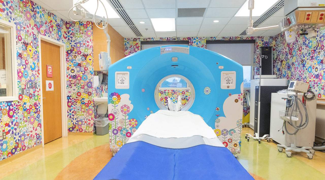Takashi Murakami transforme la salle de tomodensitométrie d'un hôpital pour enfants avec ses fleurs
