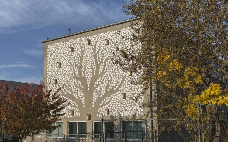 Polonia, murale offre riparo dal freddo agli uccellini