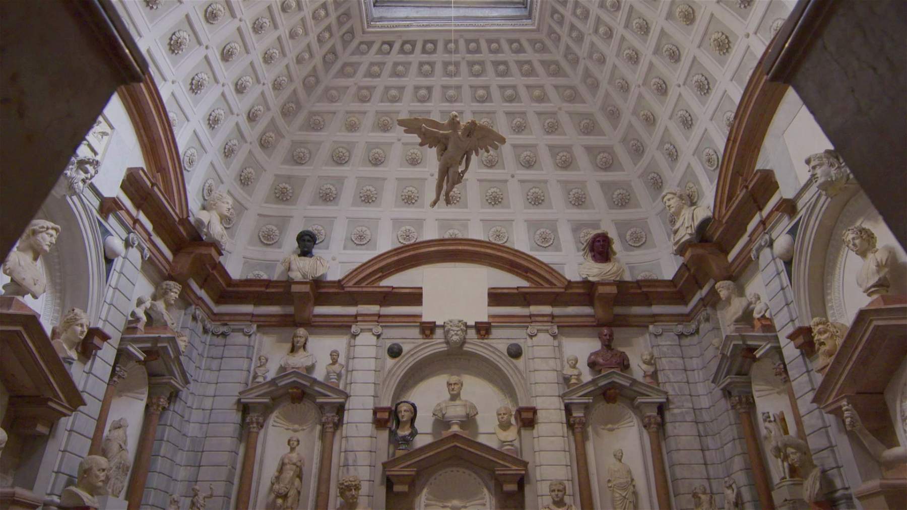 Sur Sky, la série télévisée consacrée aux musées italiens, des Offices à la Reggia di Caserta.