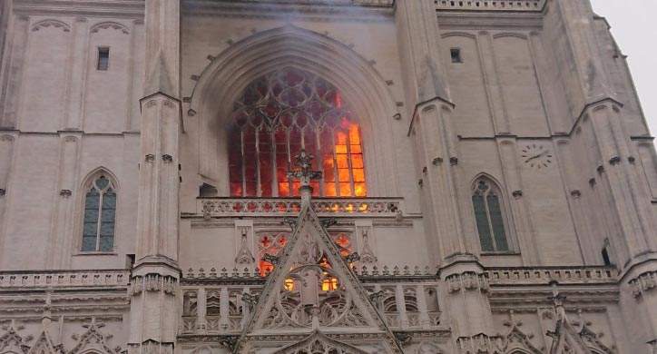 Nantes, s'indaga per incendio doloso della cattedrale. Tre i punti d'origine