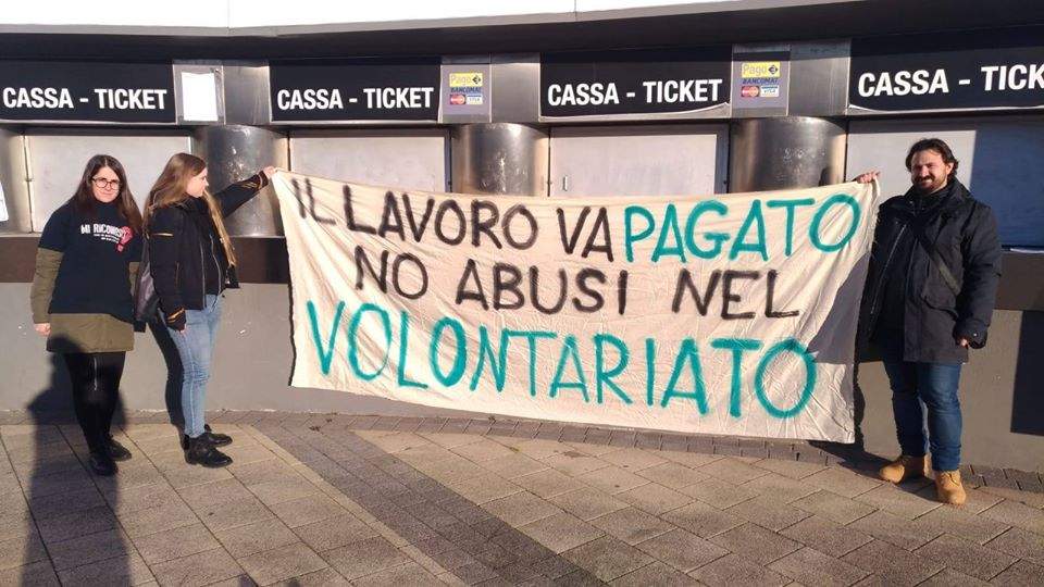Padova, attivisti beni culturali espongono striscione contro gli abusi del volontariato: bloccati e identificati