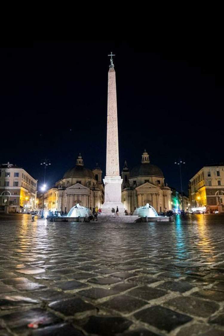Rome, l'obélisque et les fontaines de la Piazza del Popolo brillent d'une lumière nouvelle, innovante et durable